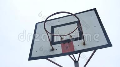 旧的木制护盾上的<strong>篮球</strong>环，上面有破旧的油漆